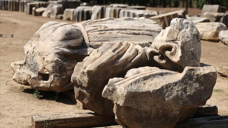 Mitolojik dev tanrı heykelleri orijinal görüntüsüne kavuşuyor
