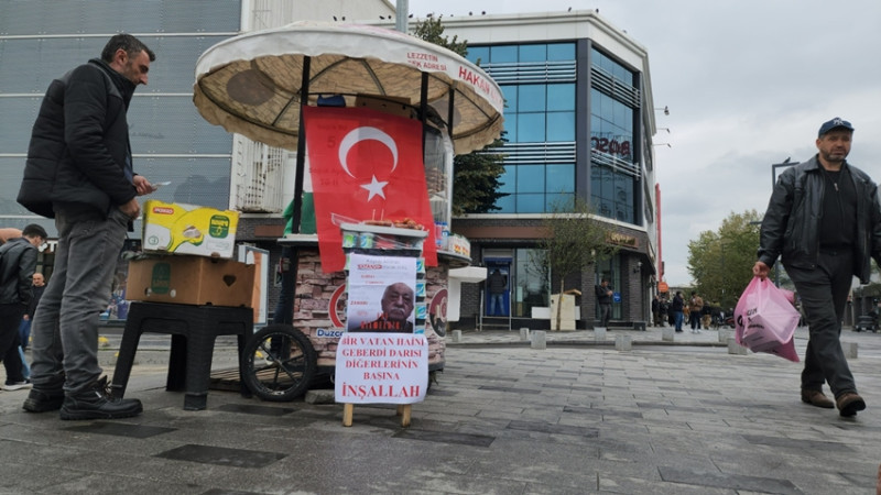 ‘BİR VATAN HAİNİ GEBERDİ’  PANKARTIYLA TATLI DAĞITTI