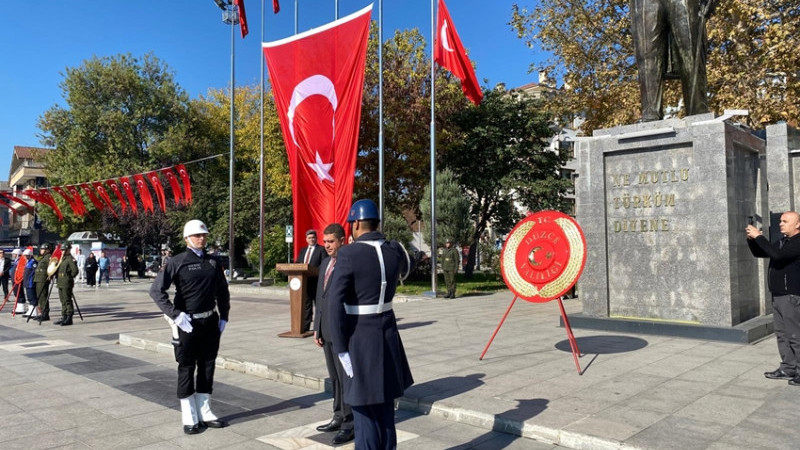 ÇELENK SUNMA TÖRENİ DÜZENLENDİ