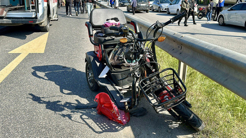 DÜZCE'DE MOTOSİKLET VE E-BİSİKLET ÇARPIŞTI