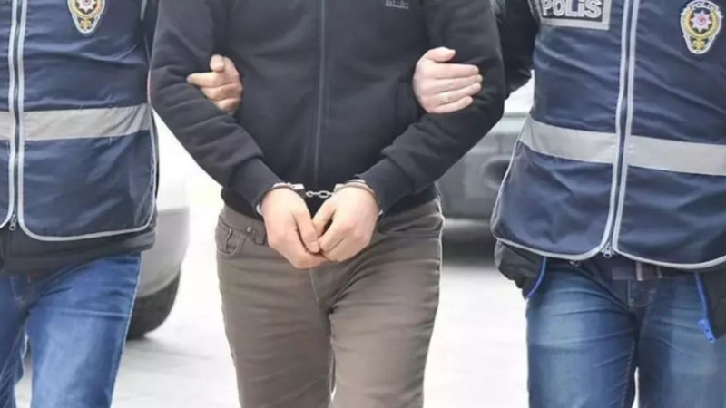 KAYNAŞLI’DA MALZEME DEPOSUNU YAKTI