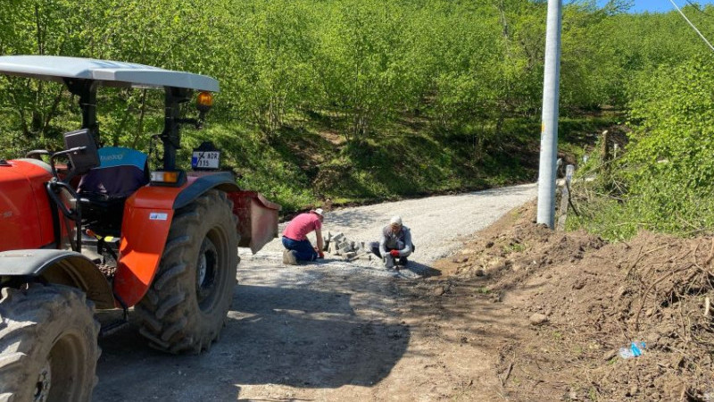 İL ÖZEL İDARESİ EKİPLERİ, KÖYLERİ YENİLİYOR