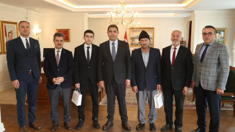 HAFIZLIK TÜRKİYE BİRİNCİSİ BERAT GÜRBÜZ’DEN VALİ ASLAN’A ZİYARET