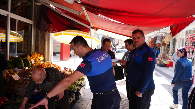 DÜZCE BELEDİYESİ KALDIRIM İŞGALİNE KARŞI DENETİMLERİ SÜRDÜRÜYOR