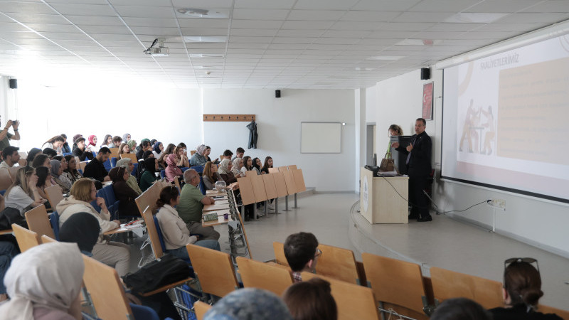 DÜZCE ÜNİVERSİTESİ ÖĞRENCİLERİNE İŞ HAYATI REHBERLİĞİ 