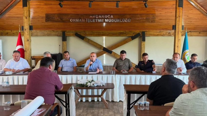 AKÇAKOCA KAYMAKAMI MUHTARLARLA BİR ARAYA GELDİ