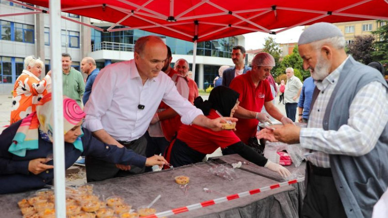 BAŞKAN ÖZLÜ VATANDAŞLARA AŞURE İKRAM ETTİ 