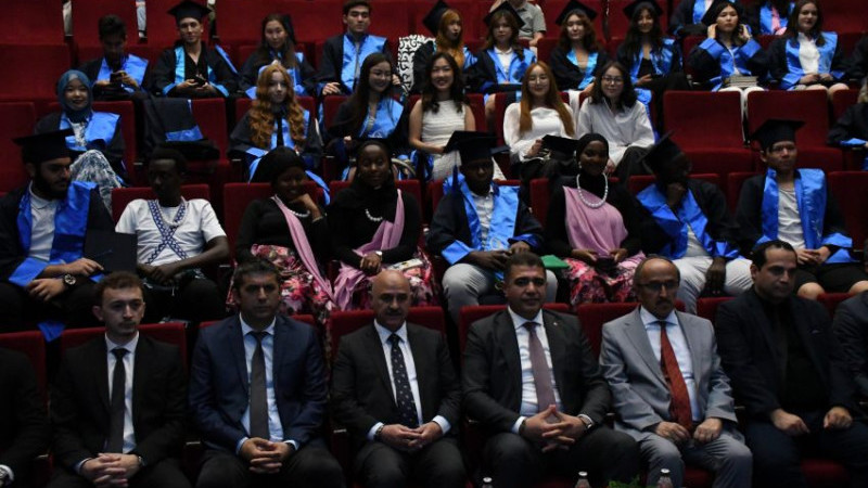 DÜZCE'DE TÜRKÇE DİL EĞİTİMİNİ TAMAMLAYAN ÖĞRENCİLER İÇİN MEZUNİYET TÖRENİ DÜZENLENDİ