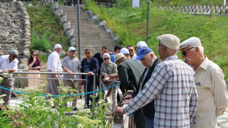 HUZUREVİ SAKİNLERİ FARKLI BİR GÜN YAŞADI  
