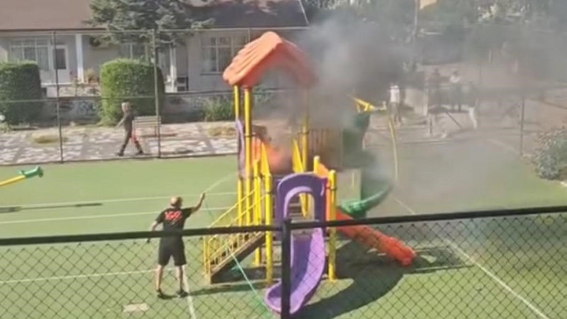 ÇOCUK PARKINDA KORKUTAN YANGIN 