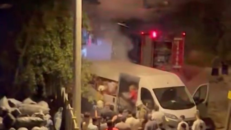 MANGAL KÖMÜRÜ YÜKLÜ MİNİBÜSTE YANGIN 