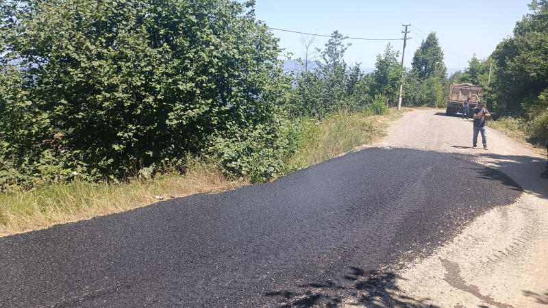 KÖYLERDE ASFALT ÇALIŞMALARI SÜRÜYOR