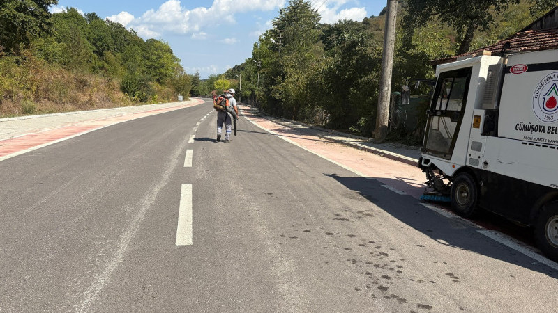 GÜMÜŞOVA’DA YOLLARDA TEMİZLİK YAPILDI