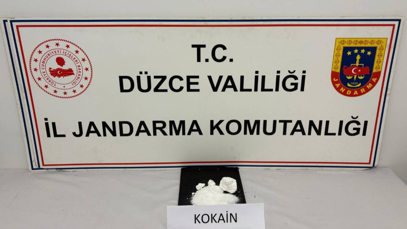 DÜZCE’DE 800 BİN TL’LİK KOKAİN ELE GEÇİRİLDİ 