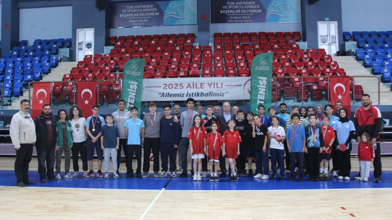 DÜZCE'DE MASA TENİSİ TURNUVASININ ŞAMPİYONLARI BELLİ OLDU