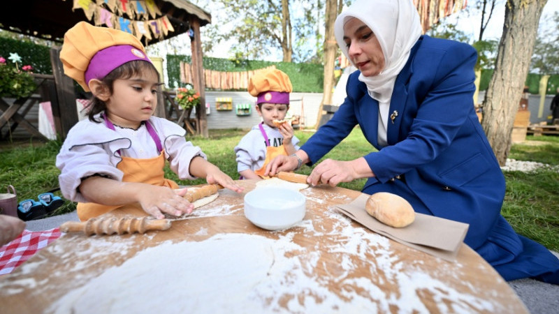 AİLE KAVRAMINI ‘GEÇMİŞİN  İZİNİ SÜREREK’ ÖĞRENİYORLAR  