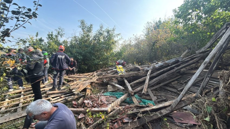 DÜZCE’DE AHŞAP YAPI ÇÖKTÜ