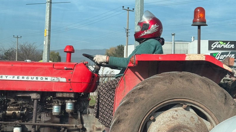 TRAKTÖR SÜRERKEN KASK TAKAN KADIN SOSYAL MEDYADA BEĞENİ TOPLADI