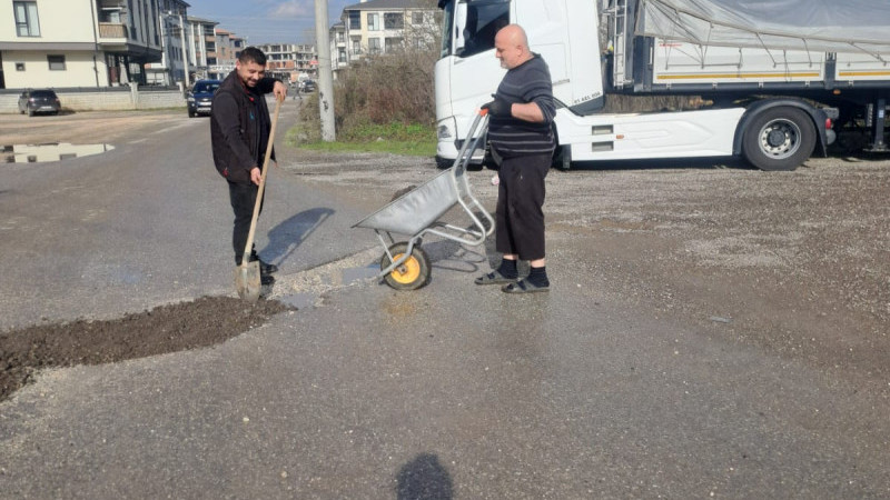 YOLDAKİ ÇUKURLARI VATANDAŞ KENDİSİ KAPATTI