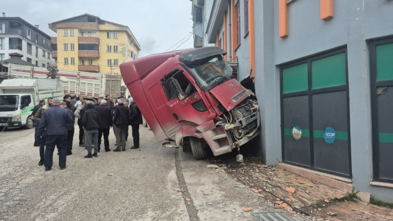 YIĞILCA’DA TIR MARKETE DALDI