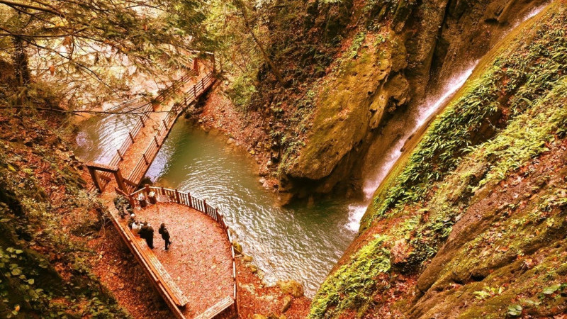 AKTAŞ ŞELALESİ’NDE KARTPOSTALLIK MANZARALAR