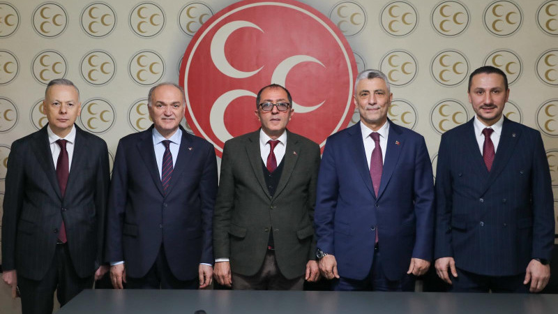 TÜRK BAYRAĞI MOTİFLİ  KUR’AN-I KERİM HEDİYE ETTİ