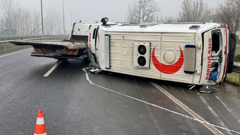 KONTROLDEN ÇIKAN AMBULANS DEVRİLDİ: 2 YARALI