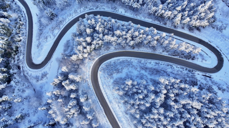 DÜZCE'NİN YÜKSEK KESİMLERİNE KAR YAĞDI