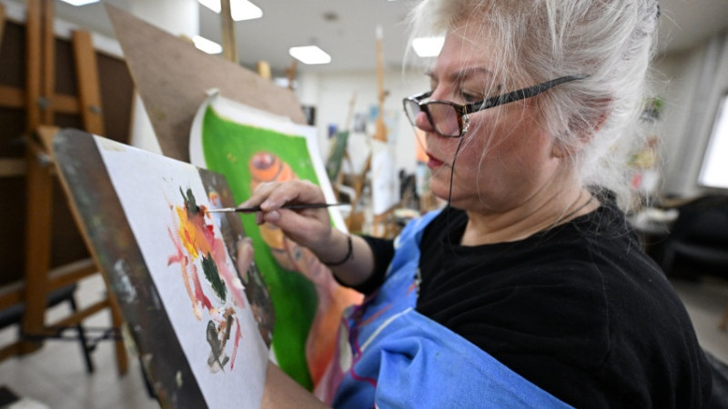 “TAŞLAR TOPLAYIP ONLARIN ÜZERİNE RESİM YAPIYORUM”