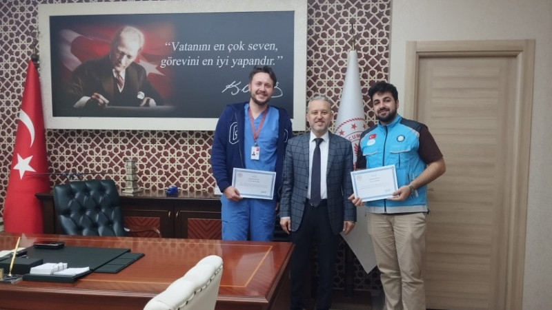 İL MÜDÜRÜ YILMAZ’DAN BAŞARILI HEKİMLERE TEŞEKKÜR BELGESİ