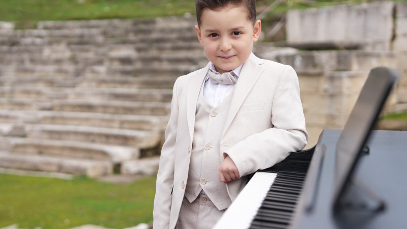 MİNİK PİYANİSTTEN ANTİK TİYATRODA PİYANO RESİTALİ