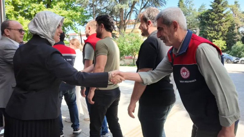 BAYRAMLAŞMA GELENEĞİ İLK MESAİ GÜNÜNDE DEVAM ETTİ