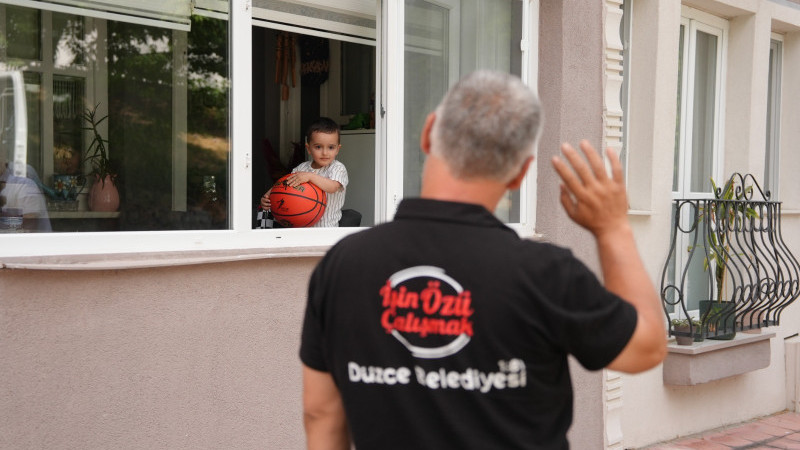 HER GÜN SELAMLADIĞI ÇÖP KAMYONU KAPISINA GELDİ
