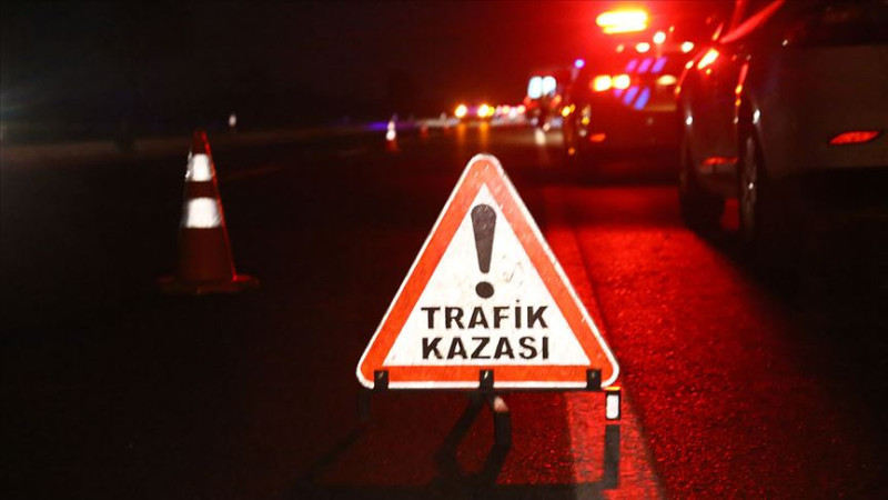 MOTOSİKLET SÜRÜCÜSÜ BARİYERLERE ÇARPARAK YARALANDI