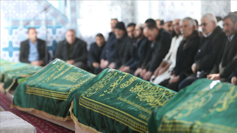 KÜÇÜK BEDENİ HASTALIĞA YENİK DÜŞTÜ