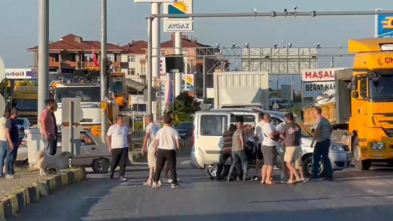 AKÇAKOCA’DA YOL ORTASINDA TEKME TOKAT KAVGA