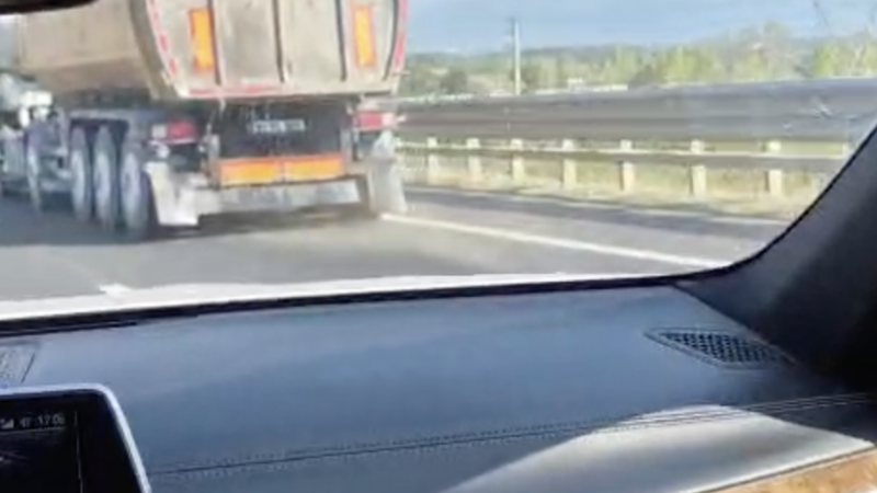 DÜZCE’DE TRAFİĞİ TEHLİKEYE ATAN GÖRÜNTÜLER!