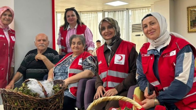 KIZILAY’IN BAHÇESİNDEN TOPLANAN FINDIKLAR HUZUREVİ SAKİNLERİNE İKRAM EDİLDİ