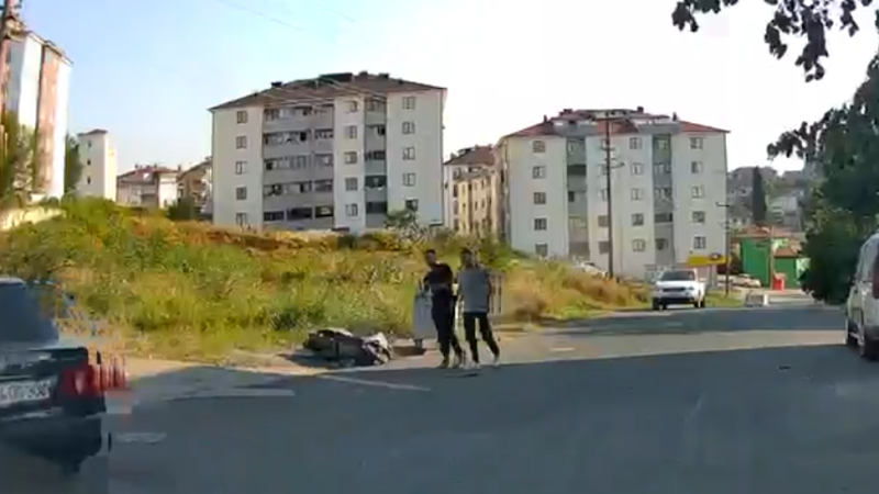 MOTOSİKLETE ÇARPAN SÜRÜCÜ ARKASINA BİLE BAKMADAN KAÇTI