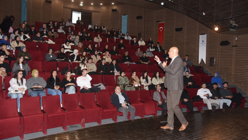 YAŞAR, ÖĞRENCİLERE GİRİŞİMCİLİK DESTEKLERİNİ ANLATTI