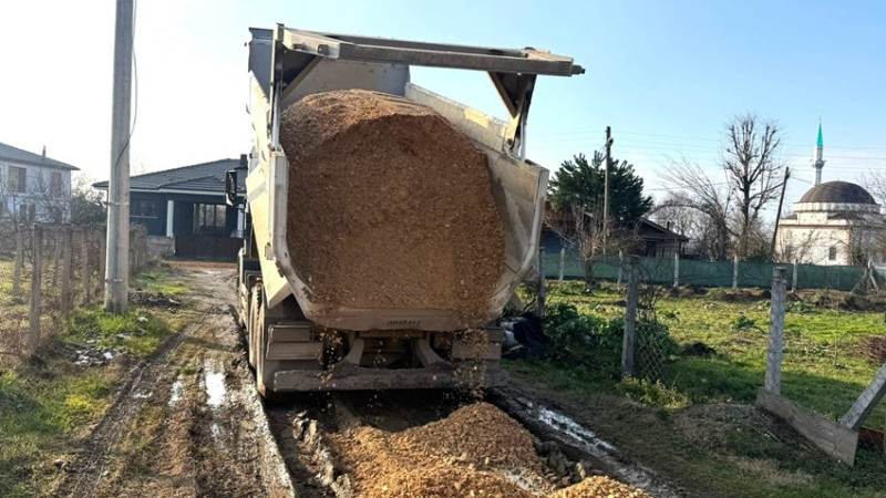 KÖY YOLLARINDA ÇALIŞMALAR DEVAM EDİYOR