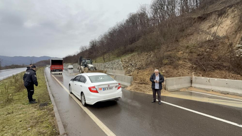 GÖLYAKA – DÜZCE BAĞLANTI YOLUNDA HEYELAN