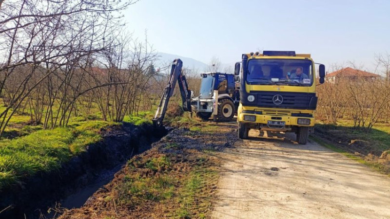 DÜZCE'DE KÖYLERDE YOL BAKIM ÇALIŞMALARI DEVAM EDİYOR