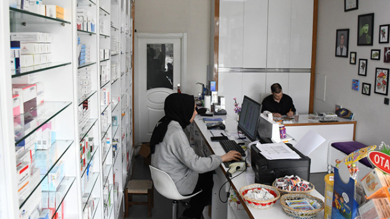 ECZANESİNİ KENDİ ESERLERİYLE SÜSLEDİ
