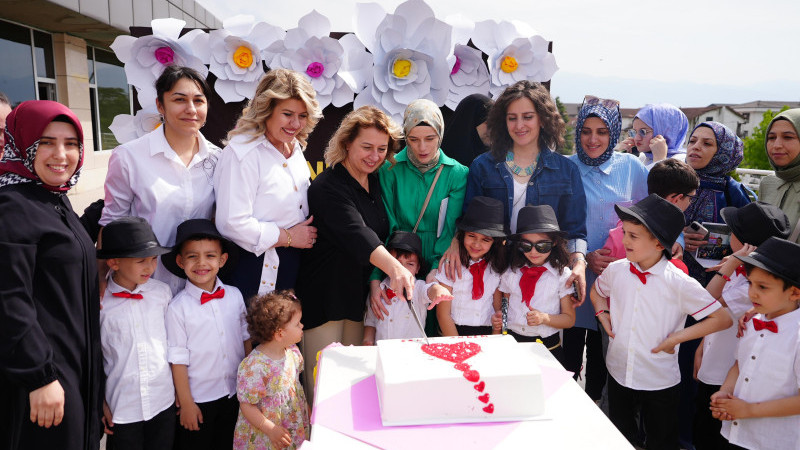 MİNİKLERDEN ANNELERİNE ÖZEL GÖSTERİ