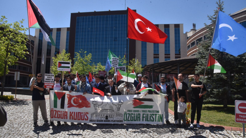 DÜZCE ÜNİVERSİTESİ’NDE FİLİSTİN’E DESTEK YÜRÜYÜŞÜ DÜZENLENDİ