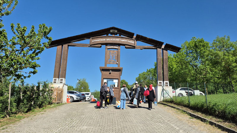 DÜZCE'DE GÜNEŞLİ HAVA MESİRE ALANLARINI DOLDURDU