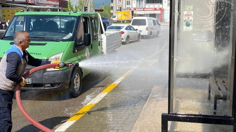GÜMÜŞOVA’DA OTOBÜS DURAKLARI TEMİZLENDİ