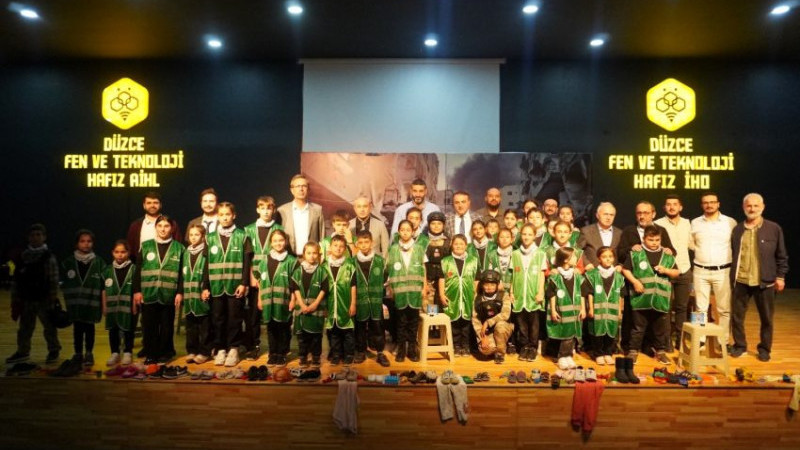 MİNİK OYUNCULAR “YETİM GÜLERSE DÜNYA GÜLER” DEDİ