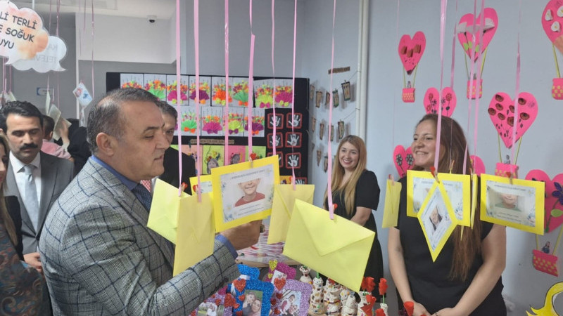 ÖĞRENCİLERDEN ANNELER GÜNÜ’NE ÖZEL SERGİ
